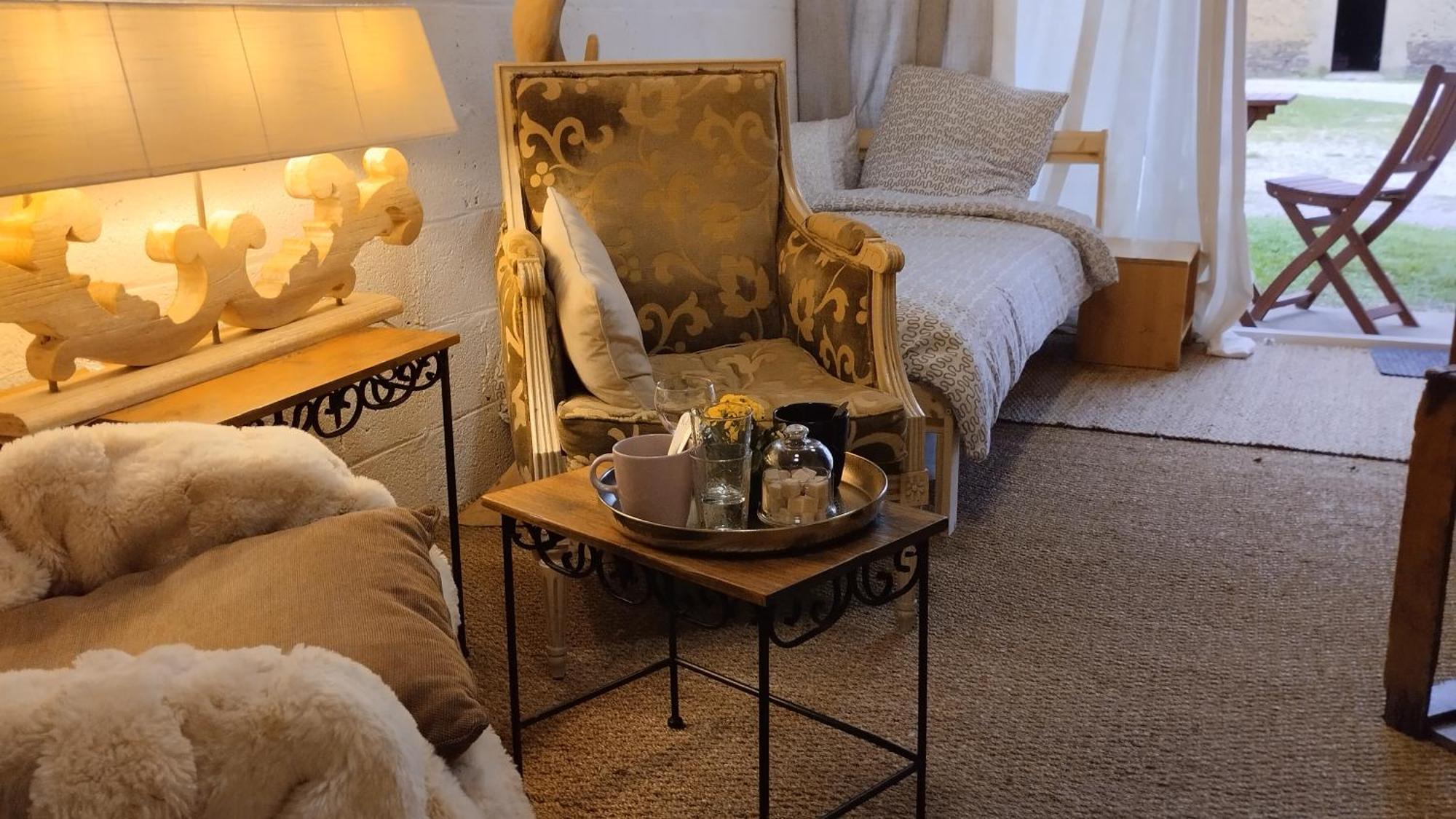 Le Laboratoire Shabby Chic De La Parfumerie Du Manoir Chavagne Exterior photo
